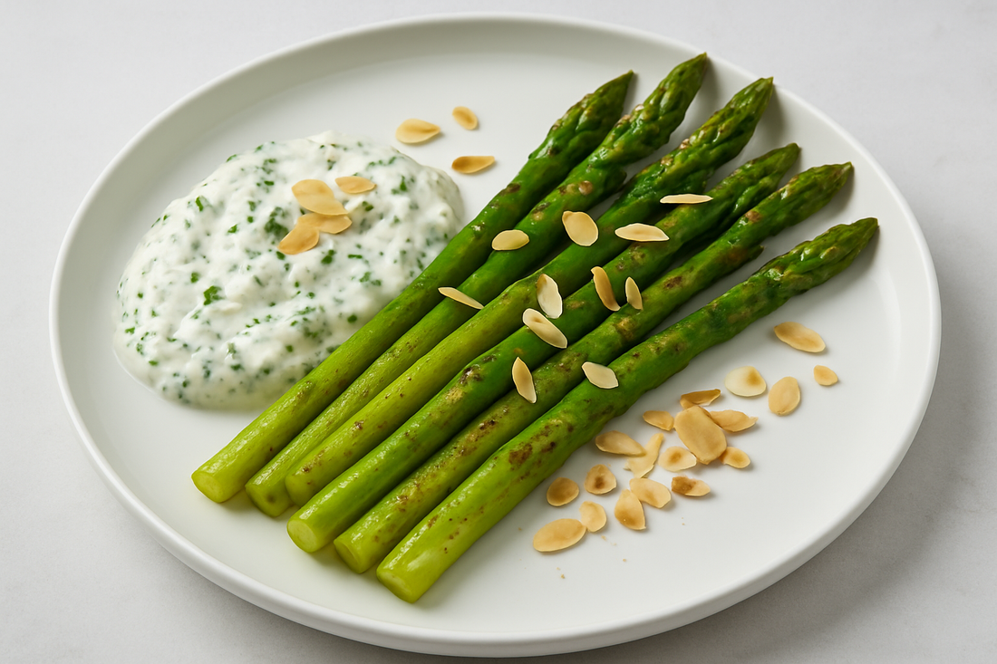Grüner Spargel mit Zitronen-Kräuter-Quark und gerösteten Mandeln