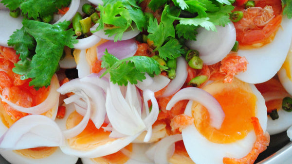 Eiersalat mit Äpfeln und Sonnenblumenkernen